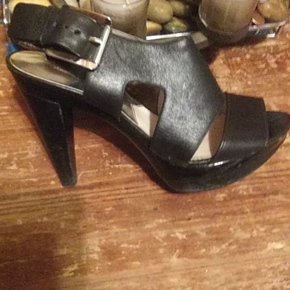 Michael Kors black strap heel. Size fits smaller - Picture 2 of 6